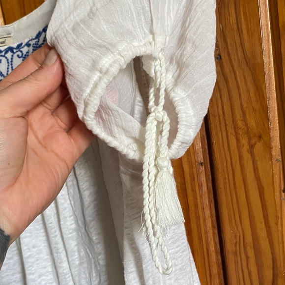 Lucky Brand Linen Cream and Navy Embroidered Folk Peasant Top - Picture 3 of 7